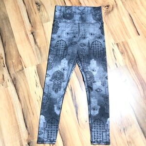 Yoga pants capri length size small EVCR Evolution and Creation hands
